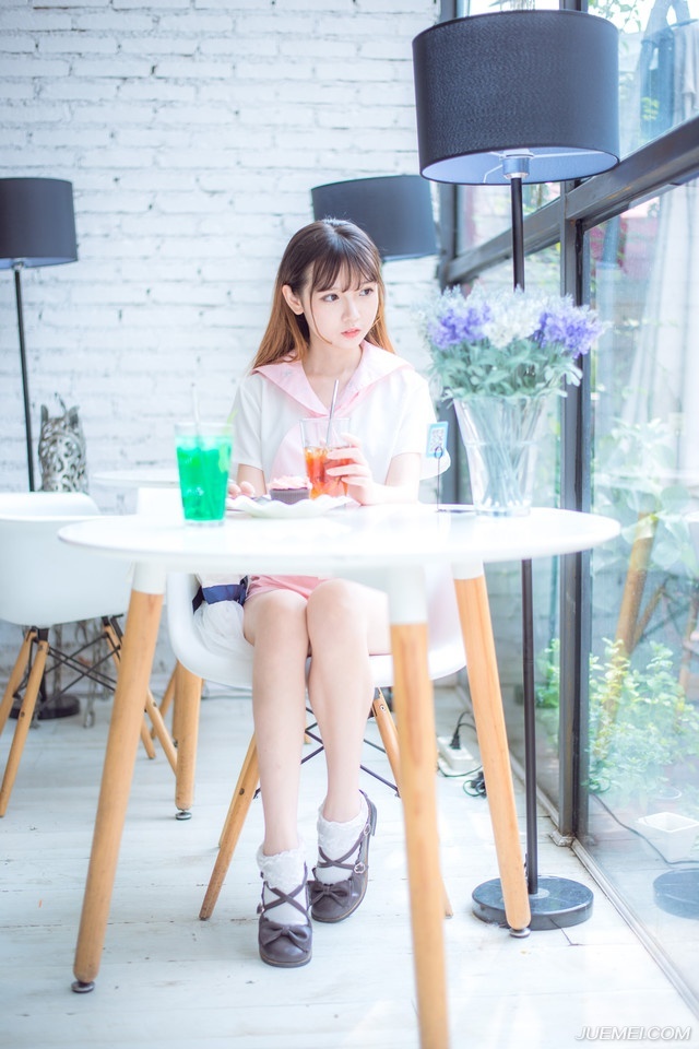 或许，我们终究会有那么一天：牵着别人的手，遗忘曾经的他。——三毛《雨季不再来》